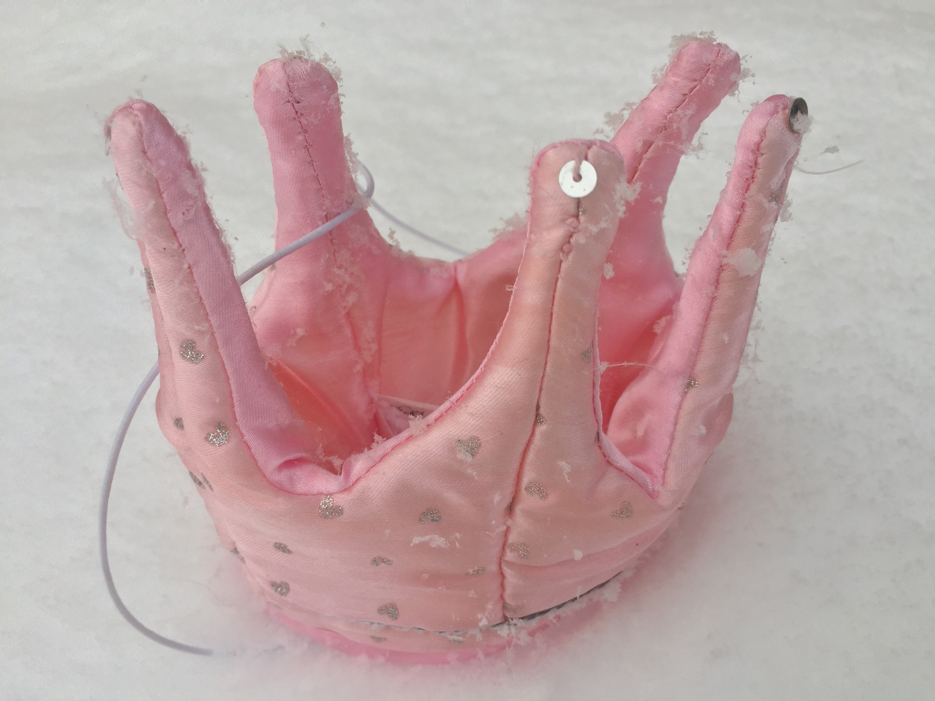 Rosa prinsesskrona i snö