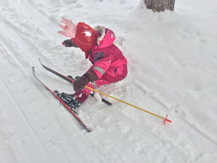 Prinsessa faller i snö på skidor