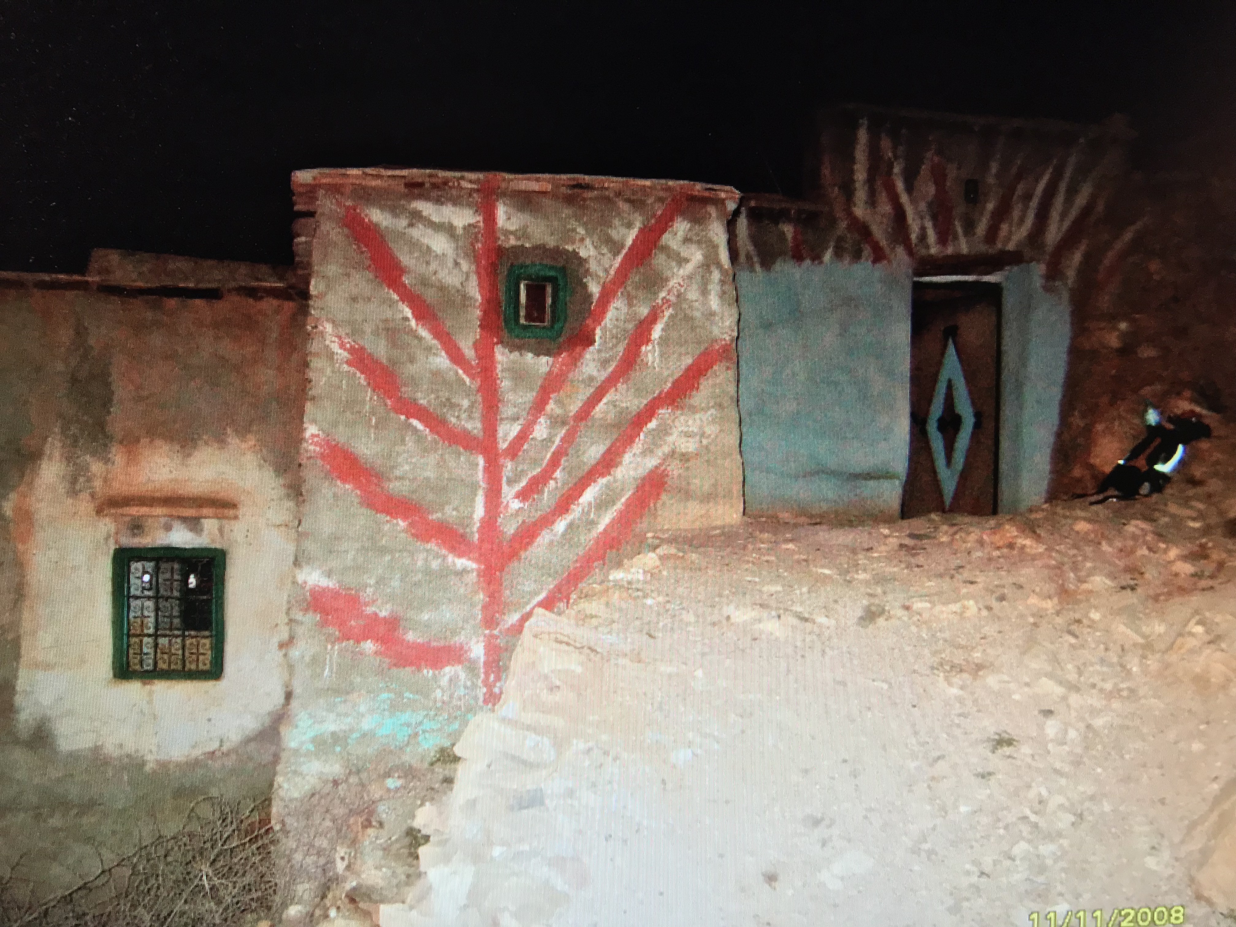 Målad husfasad i Atlasbergen av södra Marocko