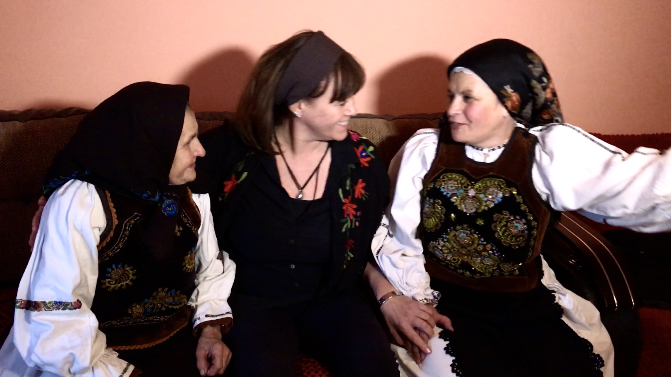Teodora and Lenuta Purja with story singer Malin Skinnar . Swedish- Romanian culture exchange