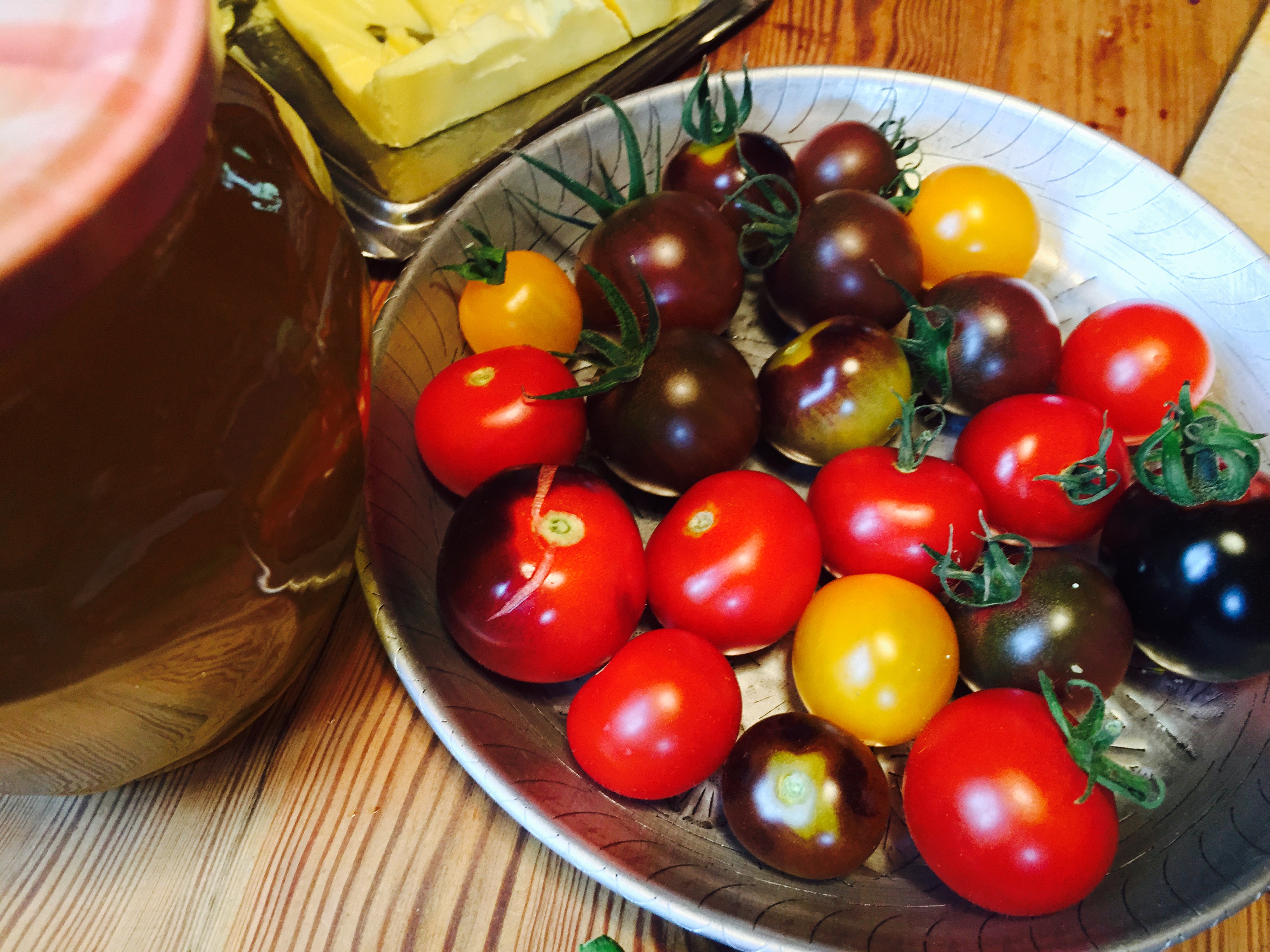 Odla tomater, lök och gurkor , sen stundar skördefesten.