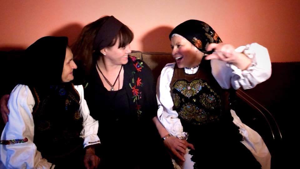 The doina singers Teodora and Lenuta Purja in Agries with storyteller Malin Skinnar
