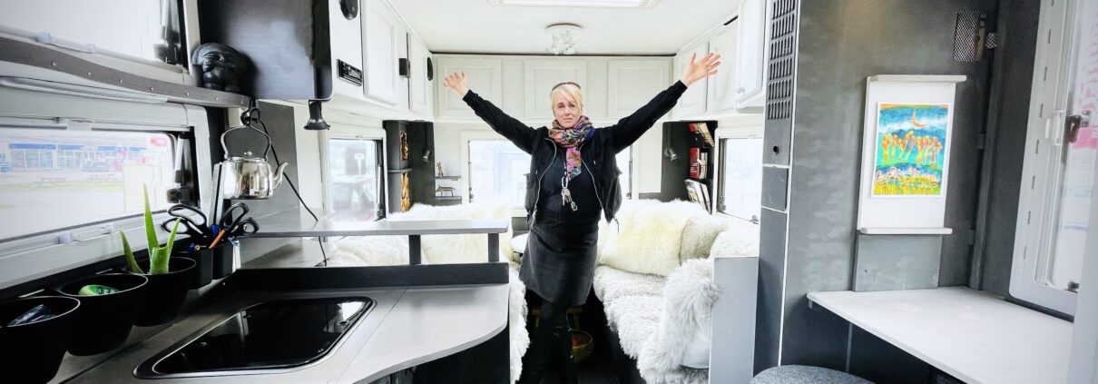 Malin Skinnar, performing storyteller in her mobile home